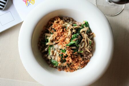 Зеленая гречка с вешенками и шпинатом