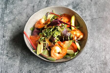 Салат с авокадо и креветками