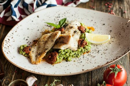 Морской окунь с пюре из брокколи