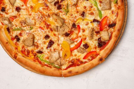 Пицца с курицей и вялеными томатами