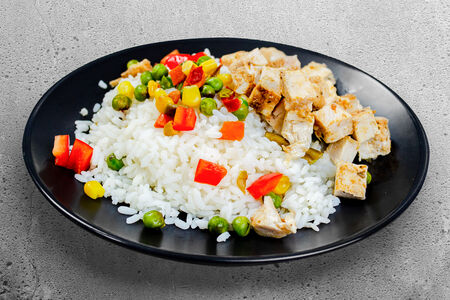 Рис с овощами и томленой куриной грудкой