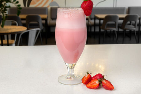 Клубничный молочный коктейль