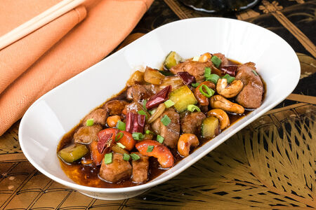 Утка гунбао с кешью, овощами и рисом