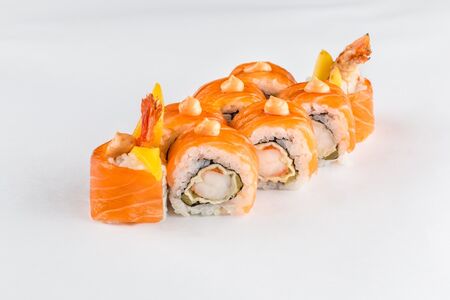 Ролл с темпурной креветкой и манго