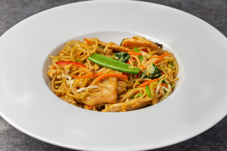 Яичная лапша с курицей Баа Ми Хоекен