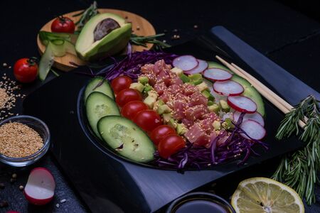 Поке с острым тунцом