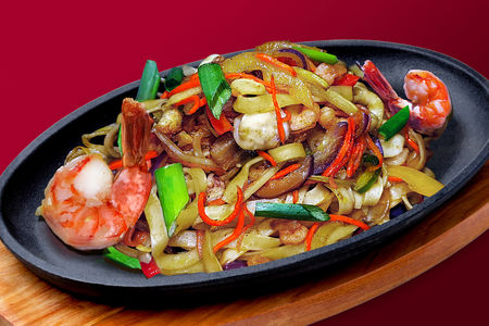 Жареная лапша Удон с морепродуктами