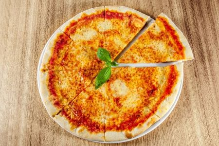 Пицца с томатным соусом, моцареллой и свежим базиликом