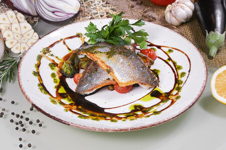 Сибас, жаренный с овощами