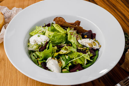 Салат с печёной свёклой и рикоттой