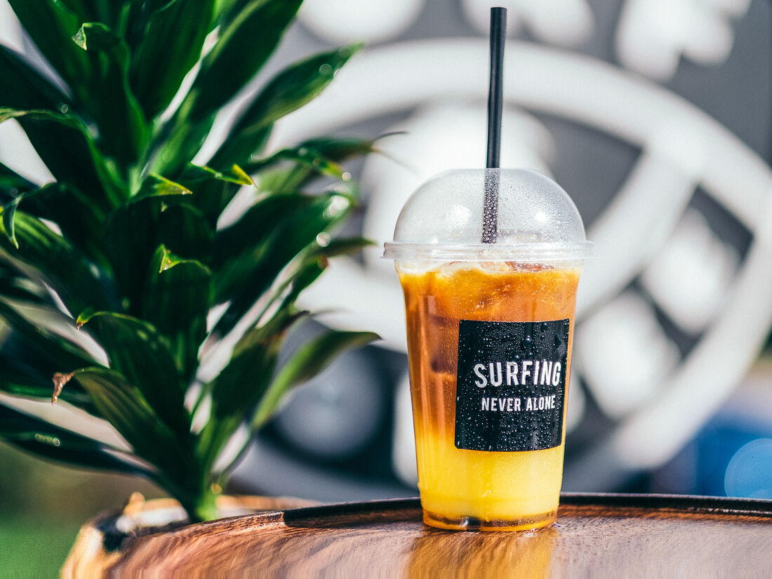 Surf coffee калорийность. Кофейня Surf Coffee Казань. Surf Coffee x lovers Казань. Серф кофе лимонады. Кофейня серф кофе.