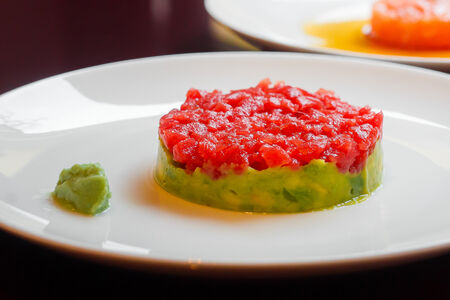 Тартар из тунца и пюре из авокадо