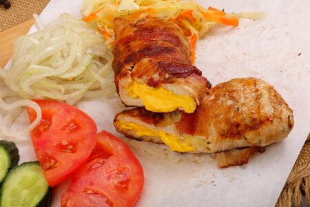 Куриное филе с сыром в беконе