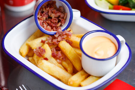 Картофель фри с беконом и сырным соусом