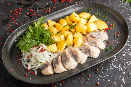 Сельдь слабосоленая домашнего посола с картофелем