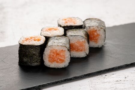 Классический ролл с лососем