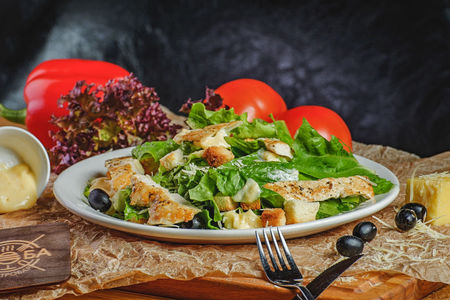 Салат Цезарь с курицей