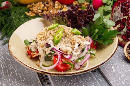 Овощной салат по-грузински с орехами
