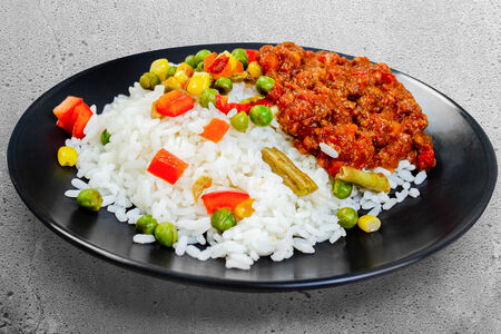 Рис с овощами и мясным соусом болоньезе