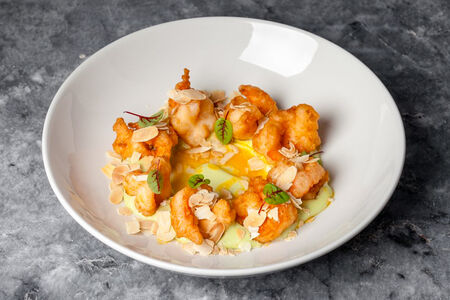 Креветки, мусс васаби, соус маракуйя