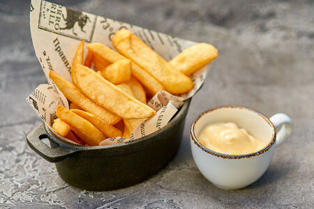 Картофель фри с соусом из голубого сыра