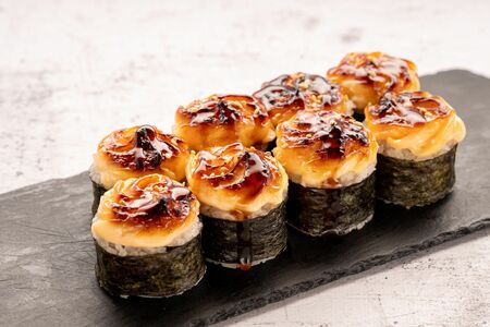 Запечённый ролл с креветкой