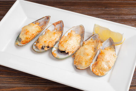 Запеченные мидии с икрой масаго