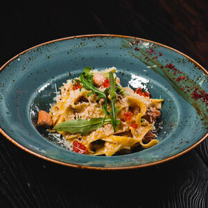 Паста с лососем и красной икрой с брокколи