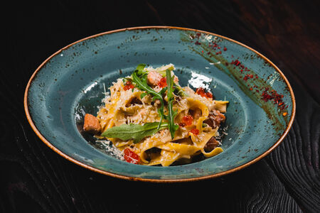 Паста с лососем и красной икрой с брокколи