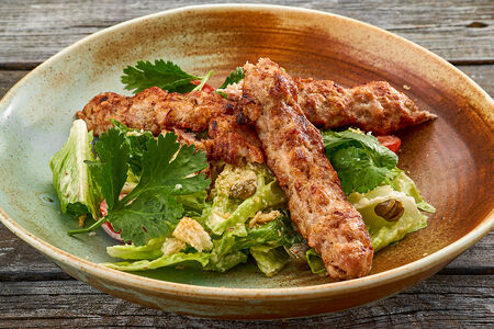 Салат Цезаридзе (люля-кебаб из курицы)