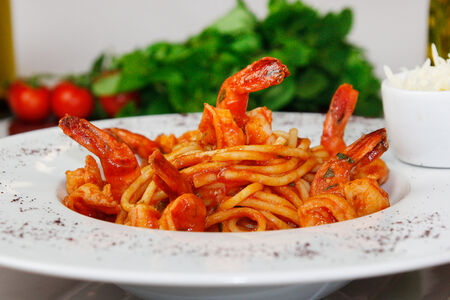 Спагетти с креветками в томатном соусе