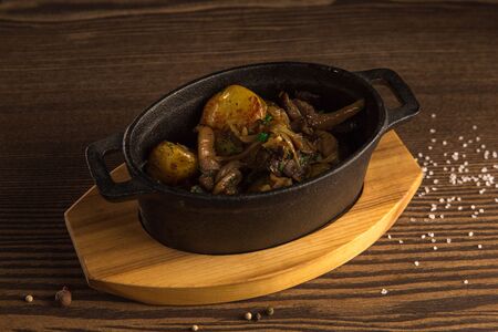 Жареный мини-картофель с грибами