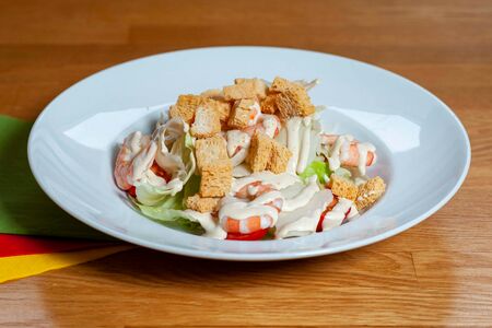 Салат Цезарь с креветками