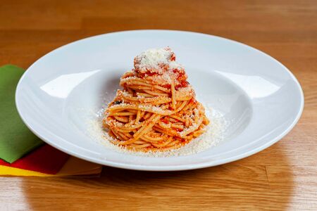 Спагетти с томатным соусом и базиликом