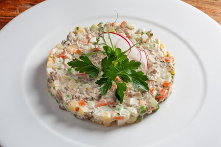 Салат оливье с говядиной