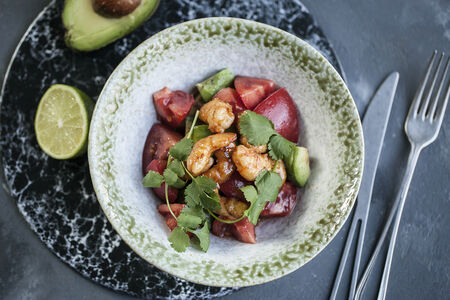 Салат с креветками и авокадо