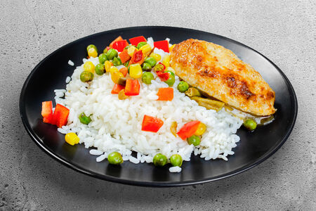Рис с овощами и куриной котлетой