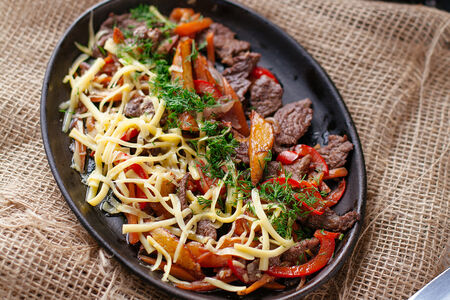 Шипящая сковородка с говядиной