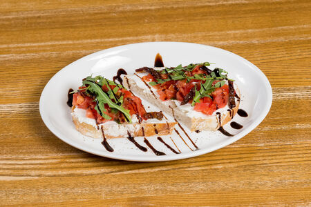 Брускетта с томатами