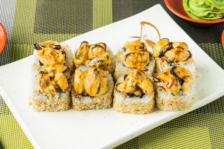 Запеченный ролл с мидиями