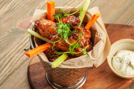 Ведерко куриных крыльев