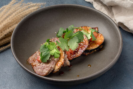 Баклажаны с ломтиками говядины