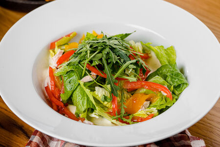 Салат с копчёным цыплёнком и манго