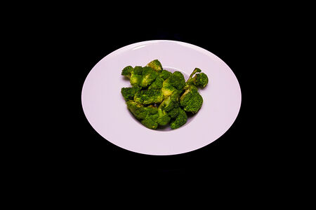 Капуста брокколи, обжаренная с чесноком