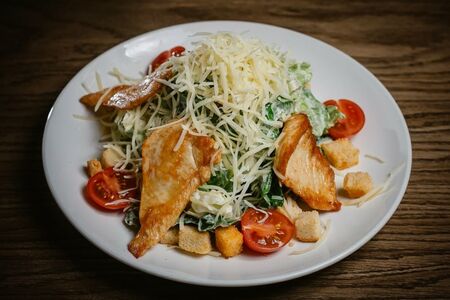 Салат Цезарь с курицей