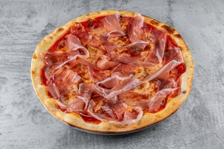 Пицца с пармской ветчиной