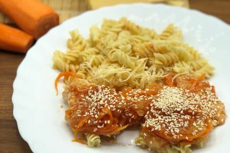 Грудка в кисло-сладком соусе с макаронами