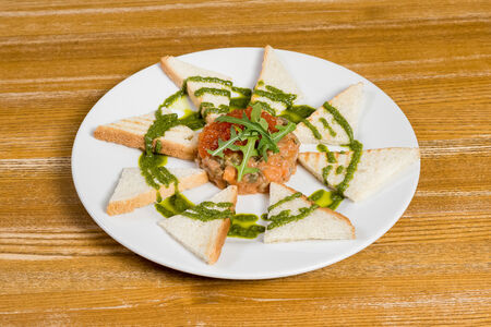 Тартар из лосося с каперсами