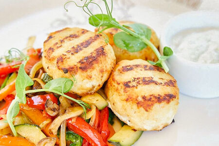 Котлеты из индейки с овощами гриль