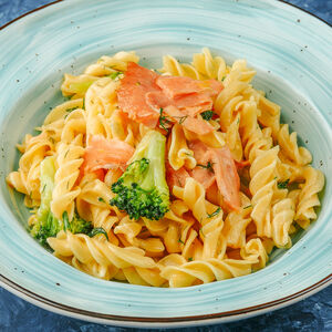 Паста с копченым лососем и брокколи